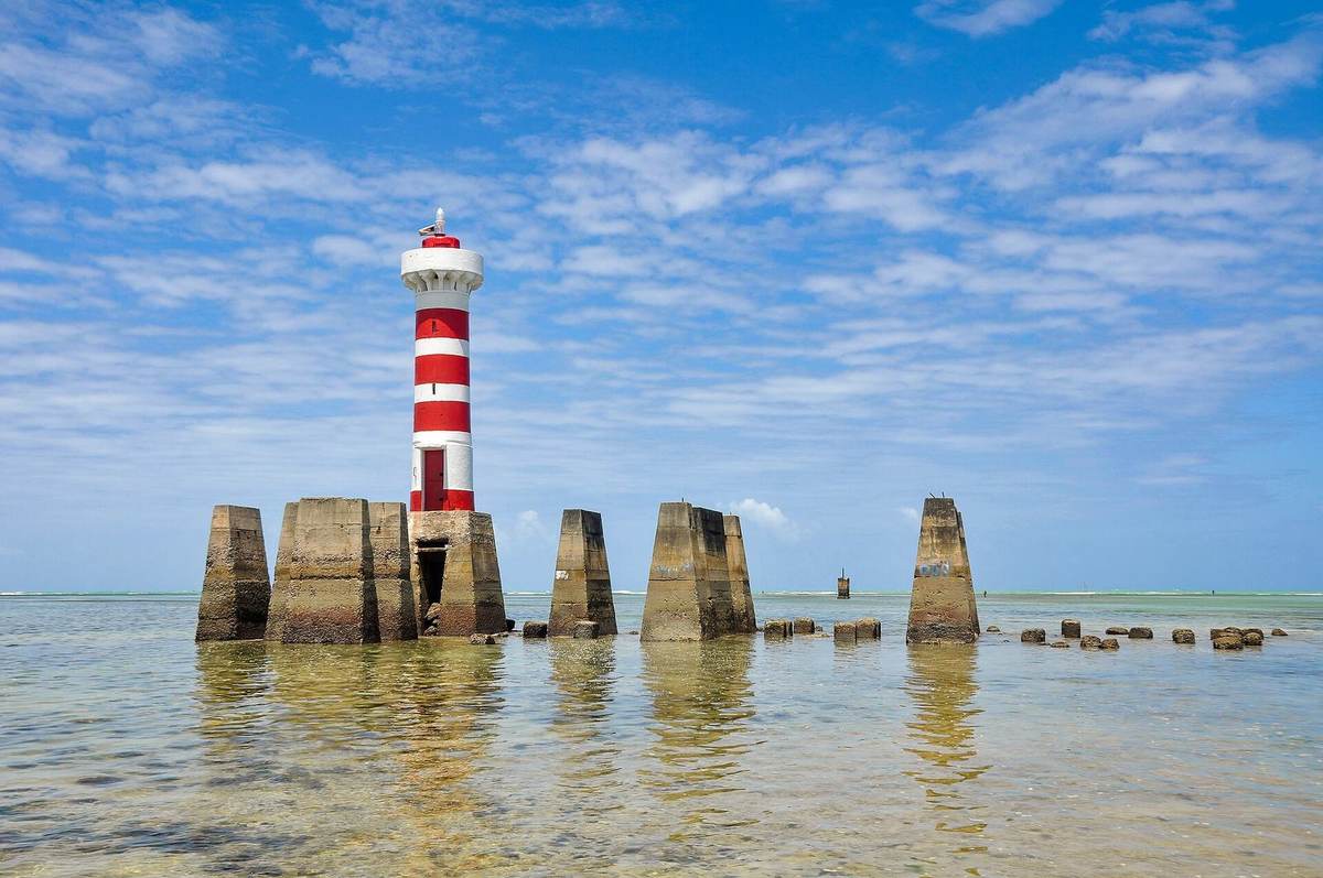 Farol de Ponta Verde em Maceió com mar e céu azul