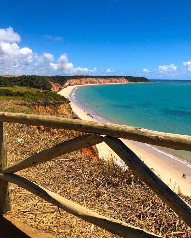 Praia de Carro Quebrado com mar azul e falésias em Alagoas