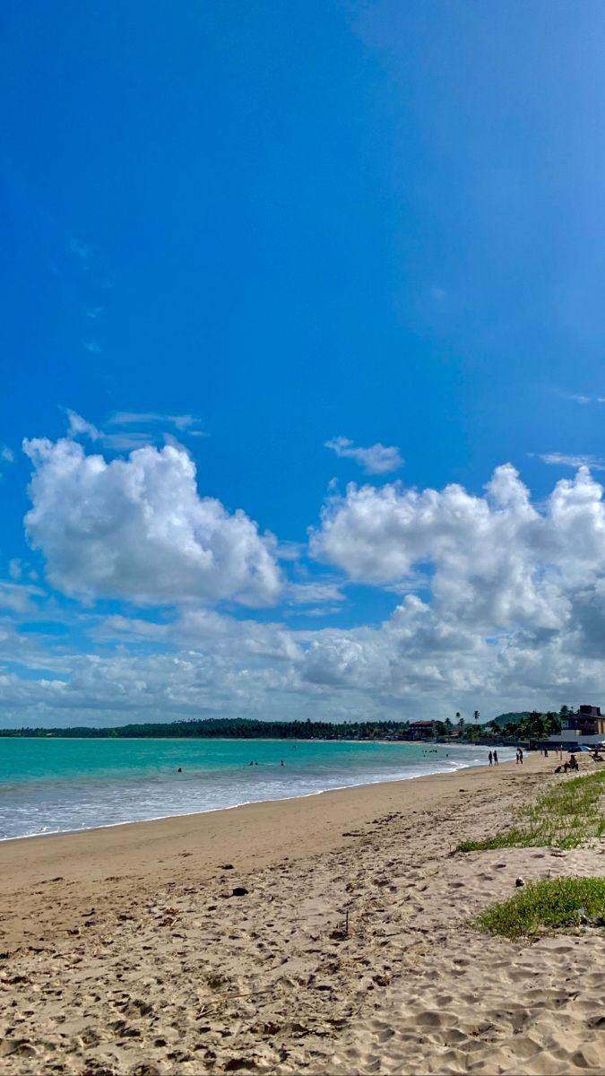 Praia de Ipioca com areia clara, coqueiros e mar azul